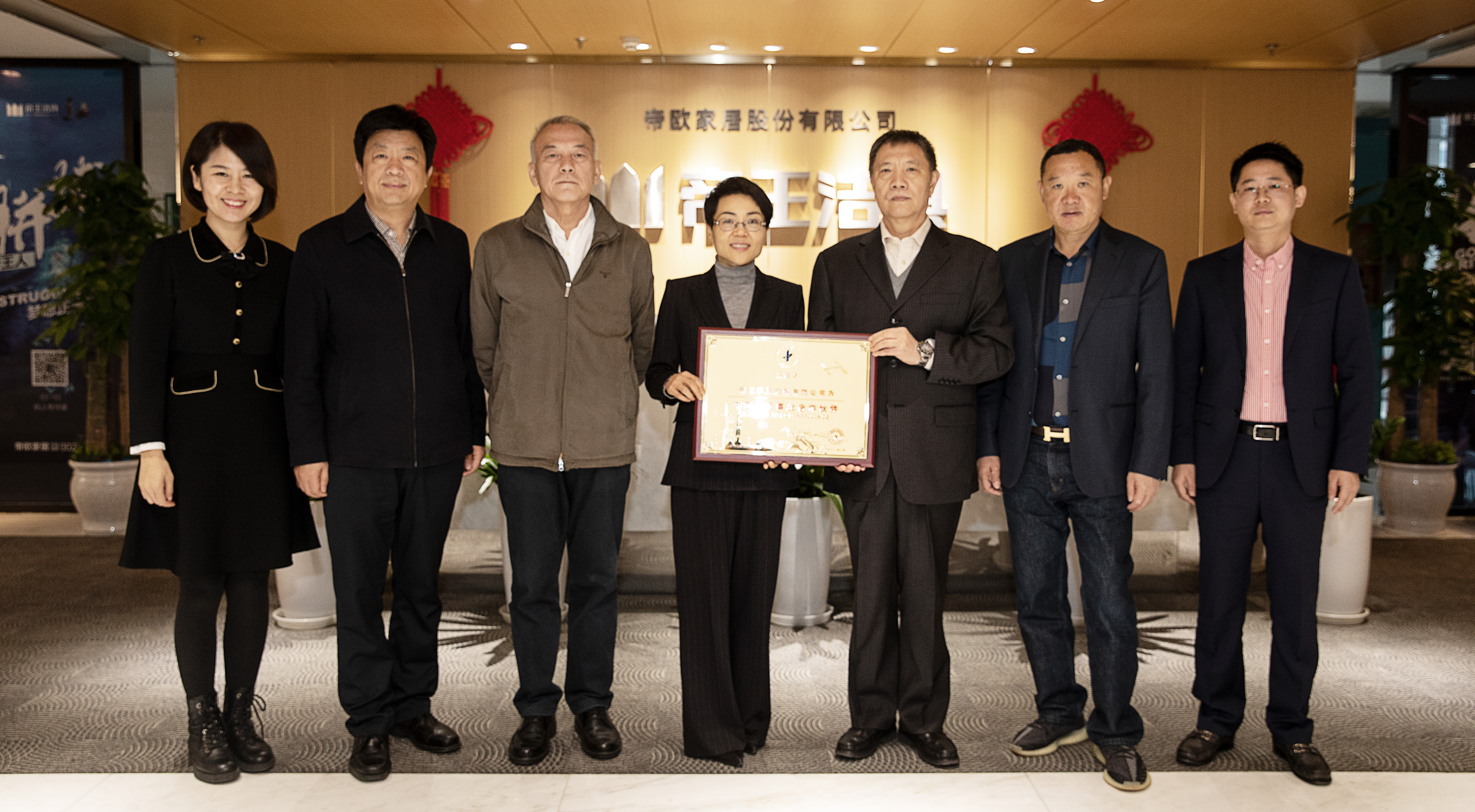 帝王潔具-中國(guó)航天參觀嘉賓合影2