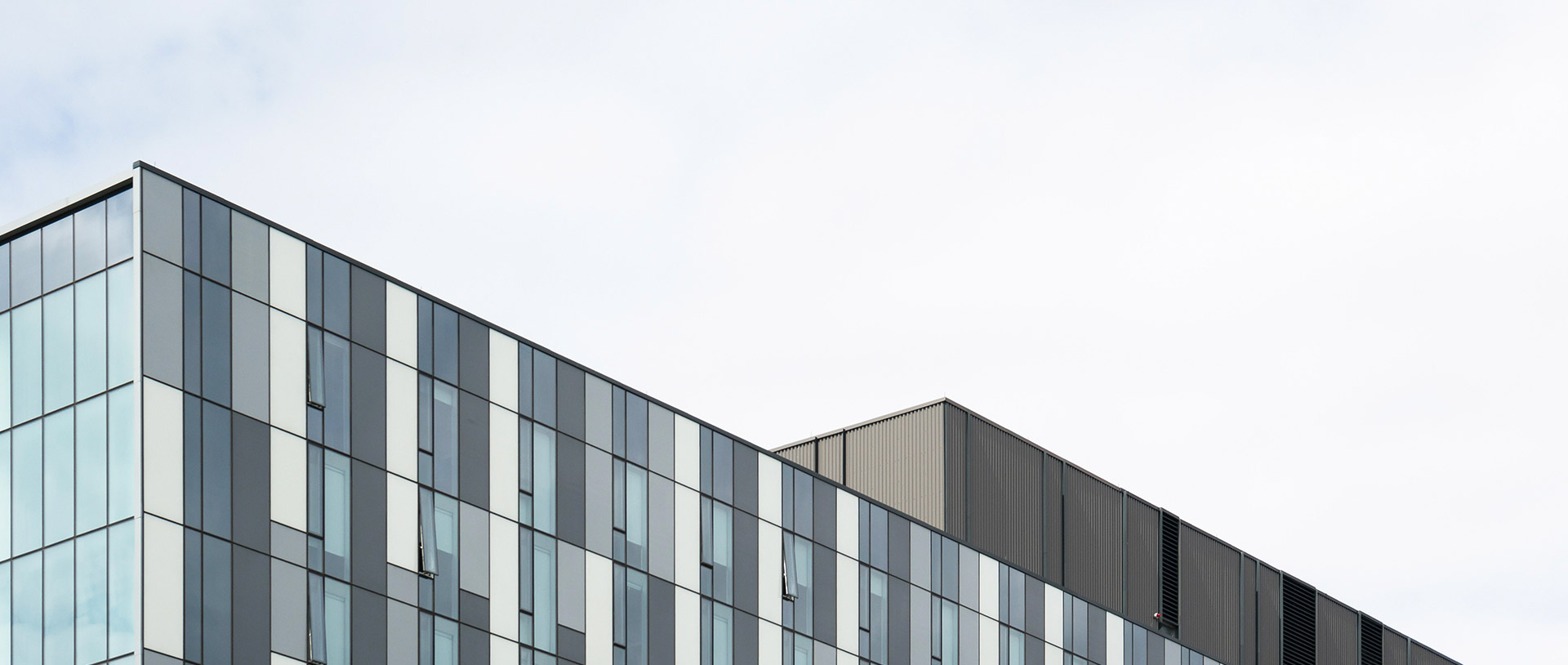 根據(jù)不同場館的設(shè)計和使用需求，帝王在產(chǎn)品的配置上更加靈活，以衛(wèi)生間的整體功能性和后期管理維護的成本為考慮因素。一般會選用高溫釉面蹲便器，長久使用依然光亮如新，搭配無水封地漏，時刻保持衛(wèi)生間干爽無異味。