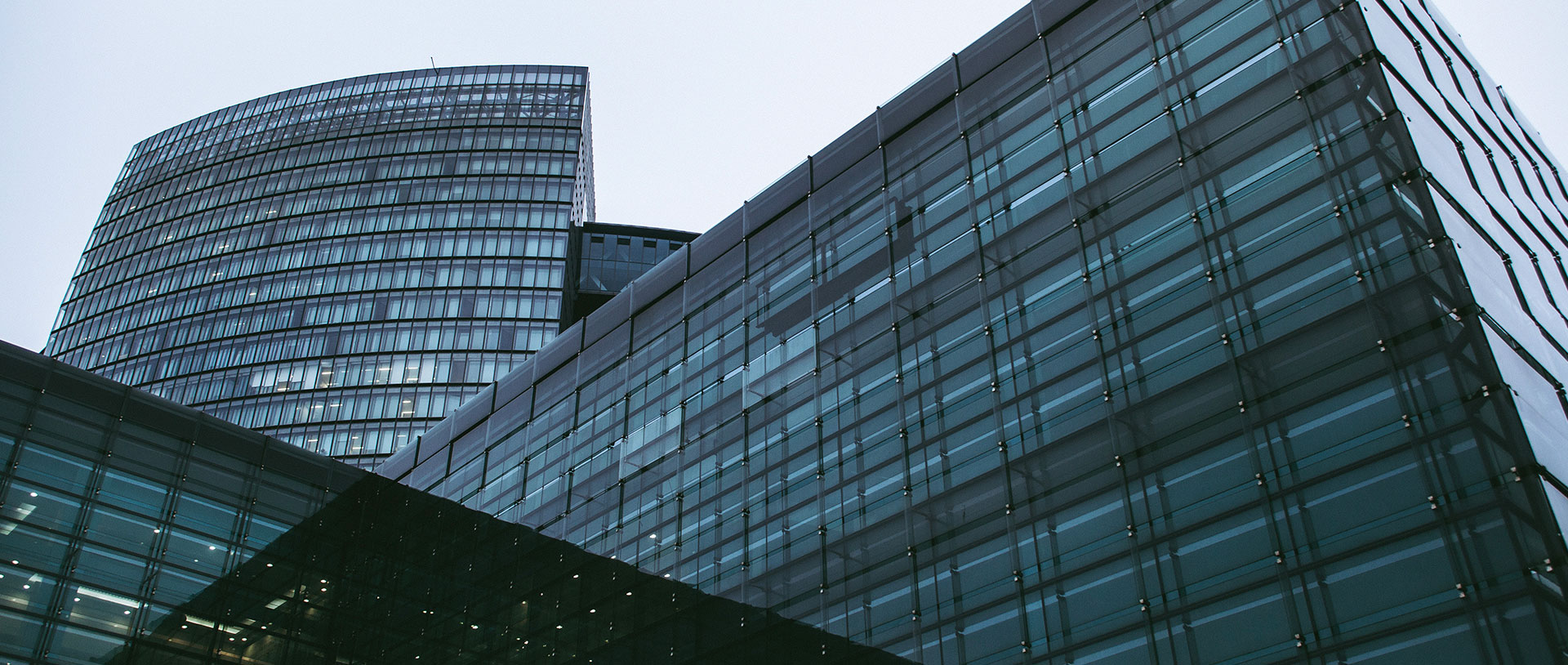 帝王為不同定位的商業(yè)中心定制了不同的空間解決方案。高端商業(yè)中心作為現(xiàn)代時尚消費聚集地，依照資源的配置力和實現(xiàn)力，帝王會在保證產(chǎn)品品質(zhì)的前提下，重點打磨產(chǎn)品的設(shè)計感，彰顯品牌內(nèi)涵；中低端商業(yè)中心，以性能穩(wěn)定、使用便捷、干凈整潔為主。