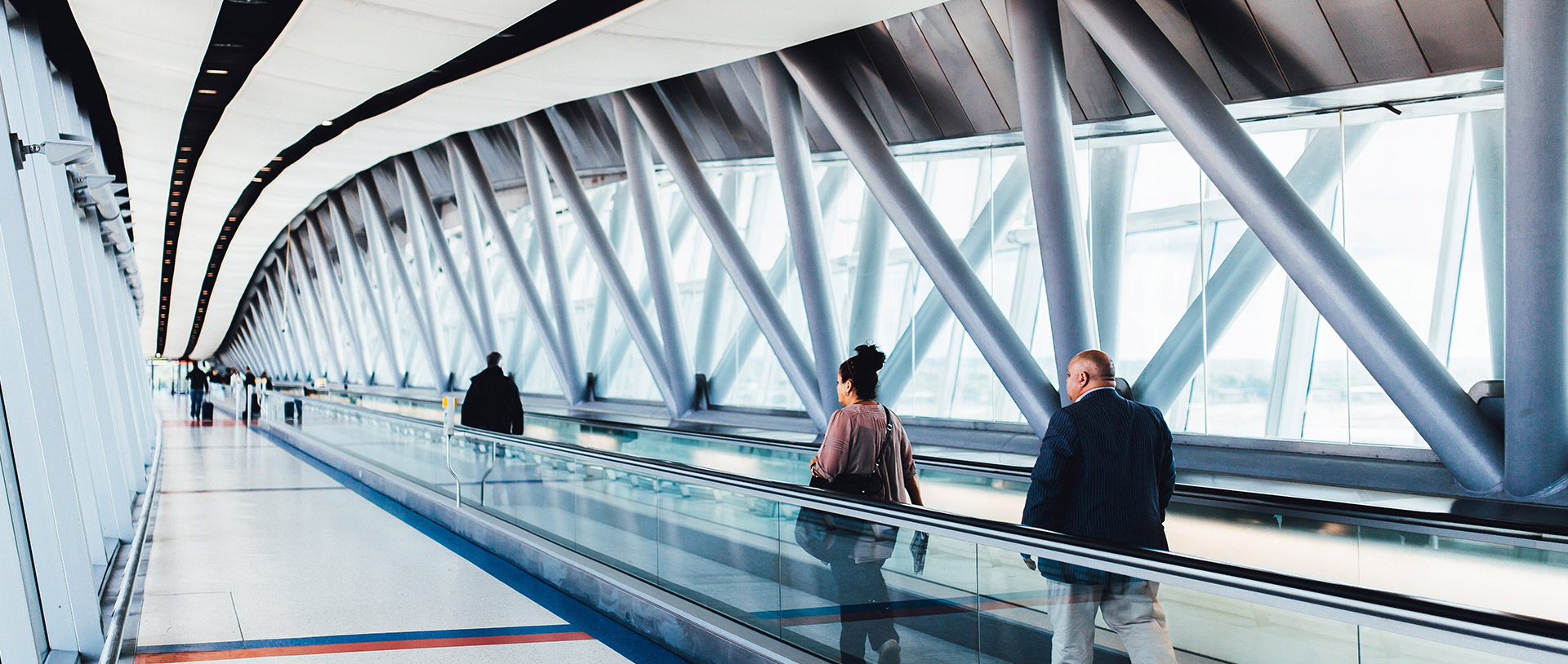 機場的衛(wèi)生間配置，帝王基本以中高檔次產(chǎn)品為首選，搭配智能感應(yīng)類產(chǎn)品，方便使用，減少接觸，確保健康安全的同時，強化使用者的體驗感，讓旅客感受到機場衛(wèi)生間清潔的專業(yè)性、人性化和智能化，并隨時都能獲得高品質(zhì)的使用享受。