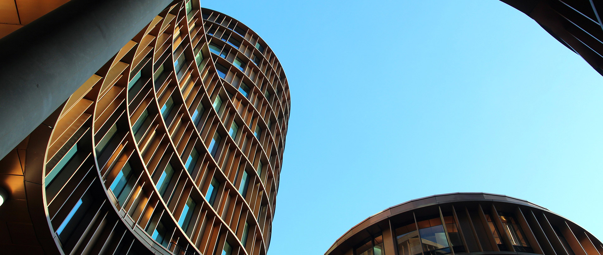 校園建設(shè)以安全性為重點，其中衛(wèi)生間使用頻率相對集中，因此帝王在學(xué)校衛(wèi)生間解決方案中著重選配安全方便、長久耐用型的產(chǎn)品，如結(jié)實耐用、方便維修的常規(guī)腳踏式?jīng)_水，紅外感應(yīng)水龍頭等，以此打造干凈、整潔、通風(fēng)、無異味的如廁環(huán)境。