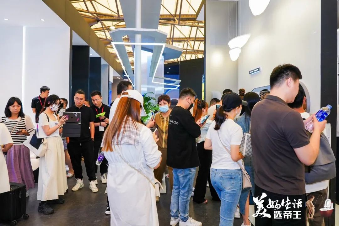 #美好生活展





美好很大 裝得下生活

美好很小 收得進(jìn)角落



站在山巔與日月星辰對(duì)話

潛游海底和江河湖海晤談

和清晨的每一束陽光say Hi